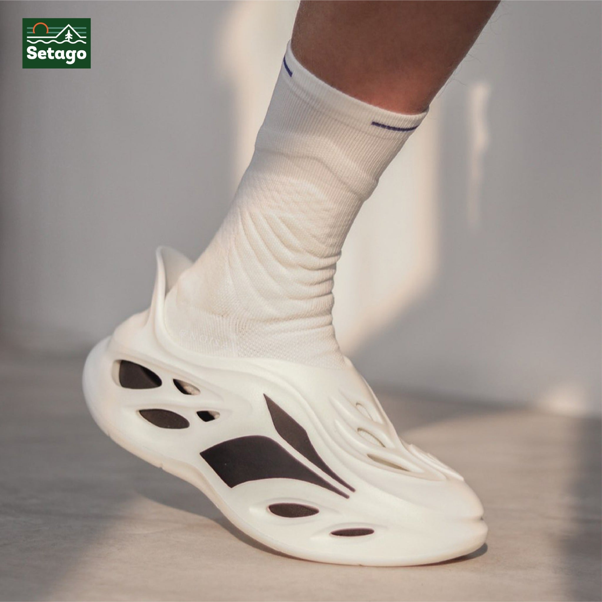 Tất chống trơn thể thao – phụ kiện thời trang, có tính năng chống trượt giúp bàn chân không bị trượt trong từng bước đi.